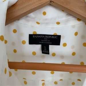 Banana Republic sleeveless collared shirt. Size Large